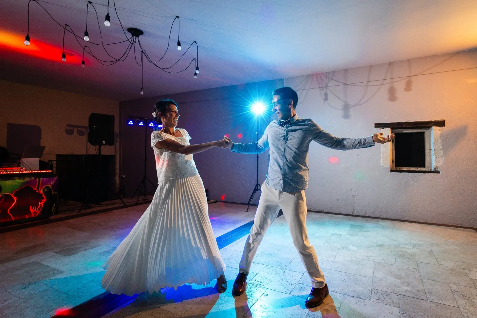 Les mariés seuls sur la piste pendant l'ouverture de bal, sous l'éclairage