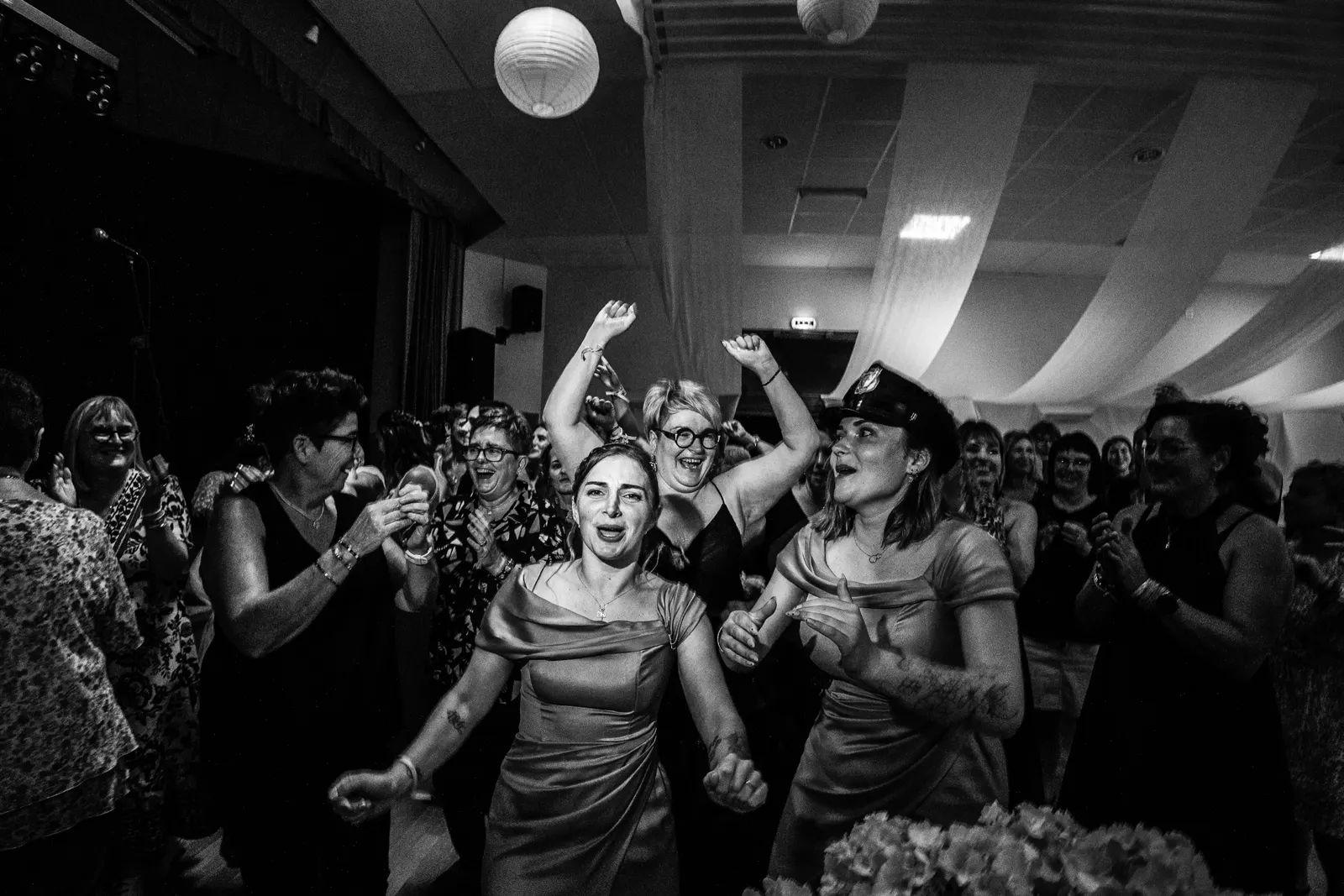La piste au plus fort de la soirée, en noir et blanc