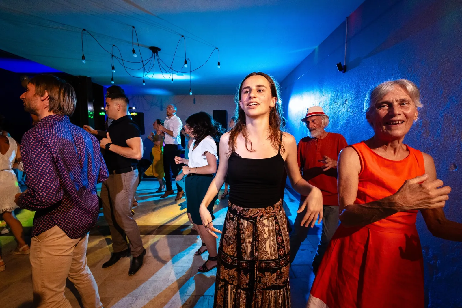 La piste vue de face, les générations mêlées sous les lumières bleues