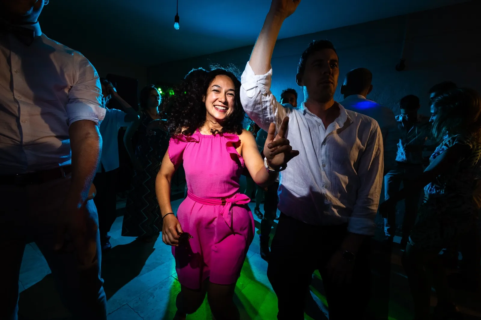 Une invitée qui danse au centre de la piste, entourée des autres