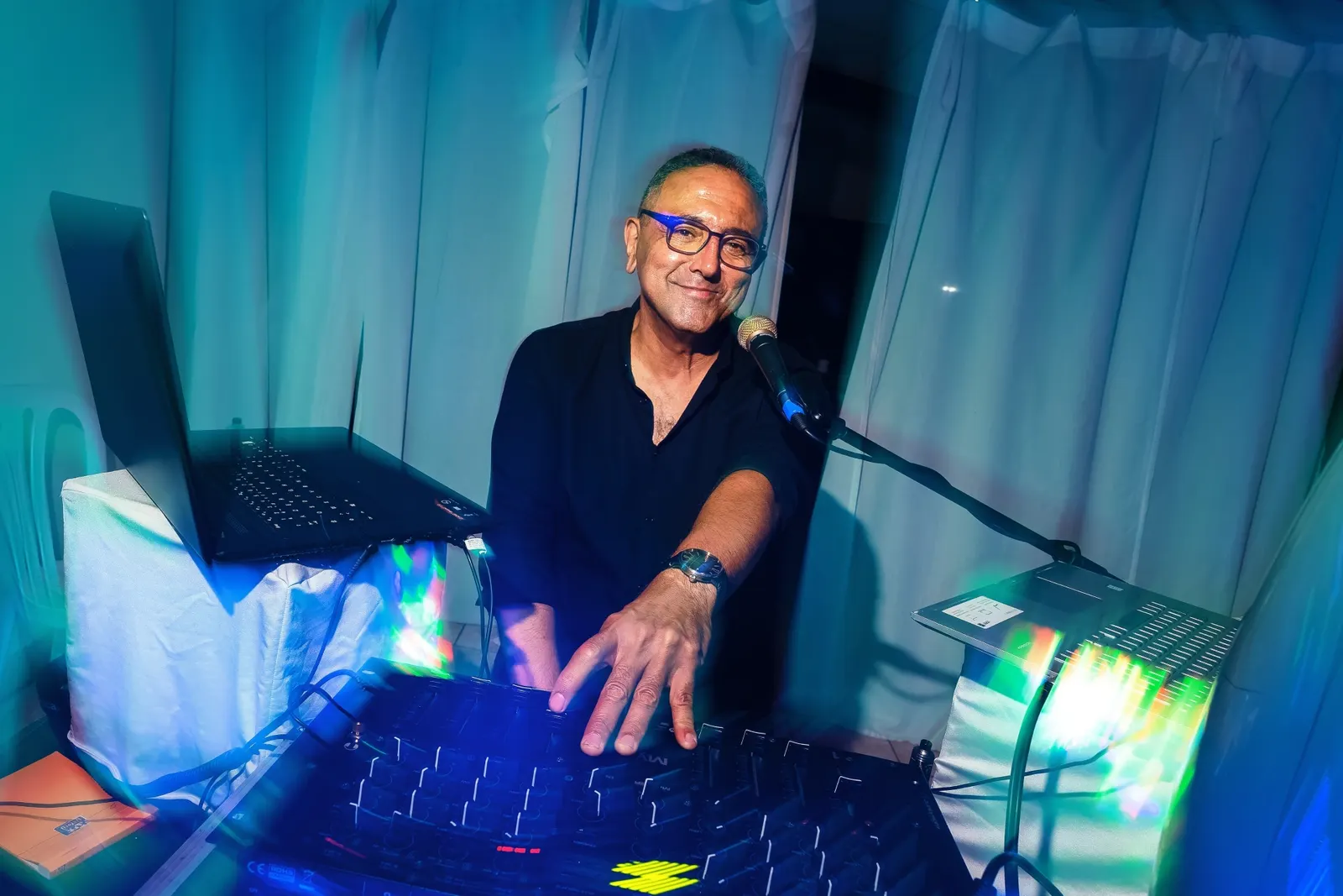 Kamel derrière sa console pendant la soirée