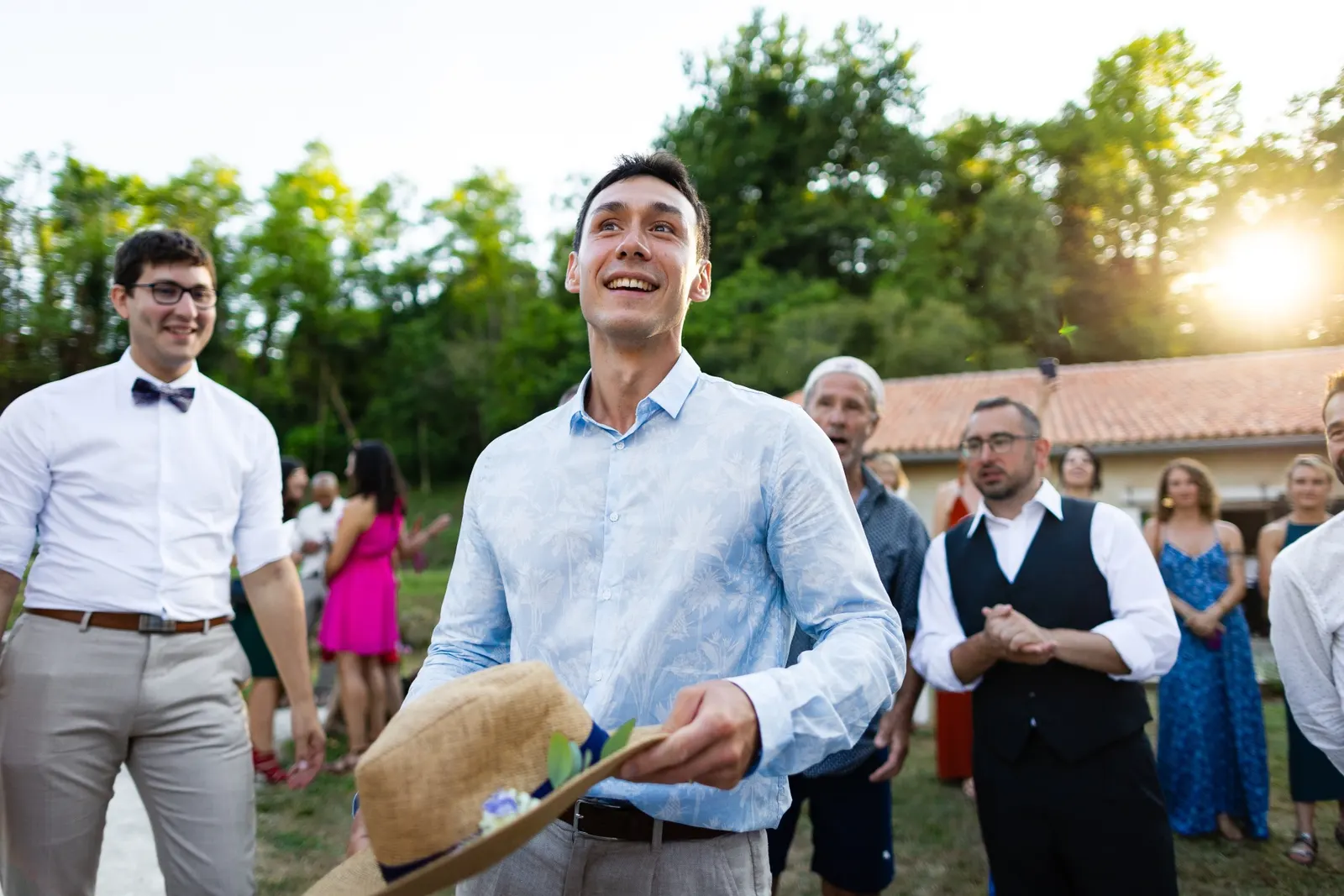 Le lancer de chapeau pendant le vin d'honneur, au soleil couchant