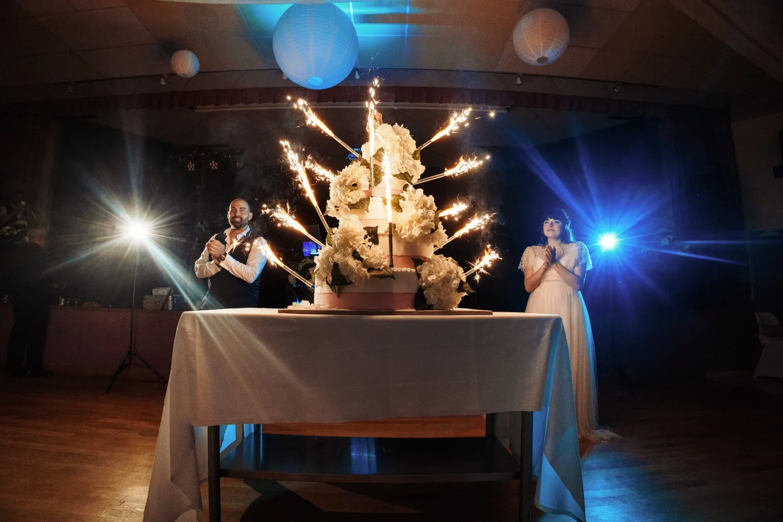 La pièce montée présentée aux feux de Bengale, la salle dans le noir